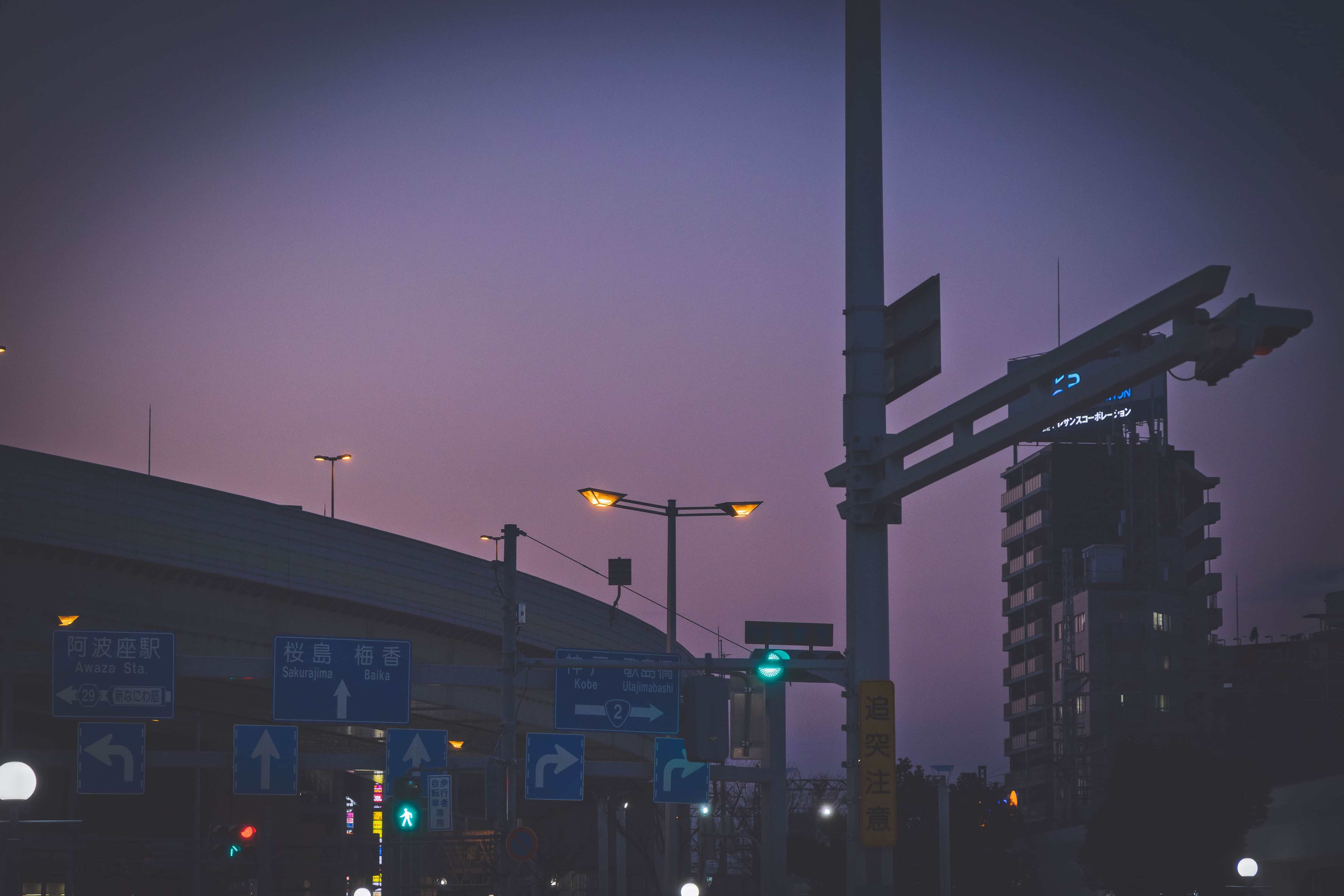 夜晚街口的紫色天空