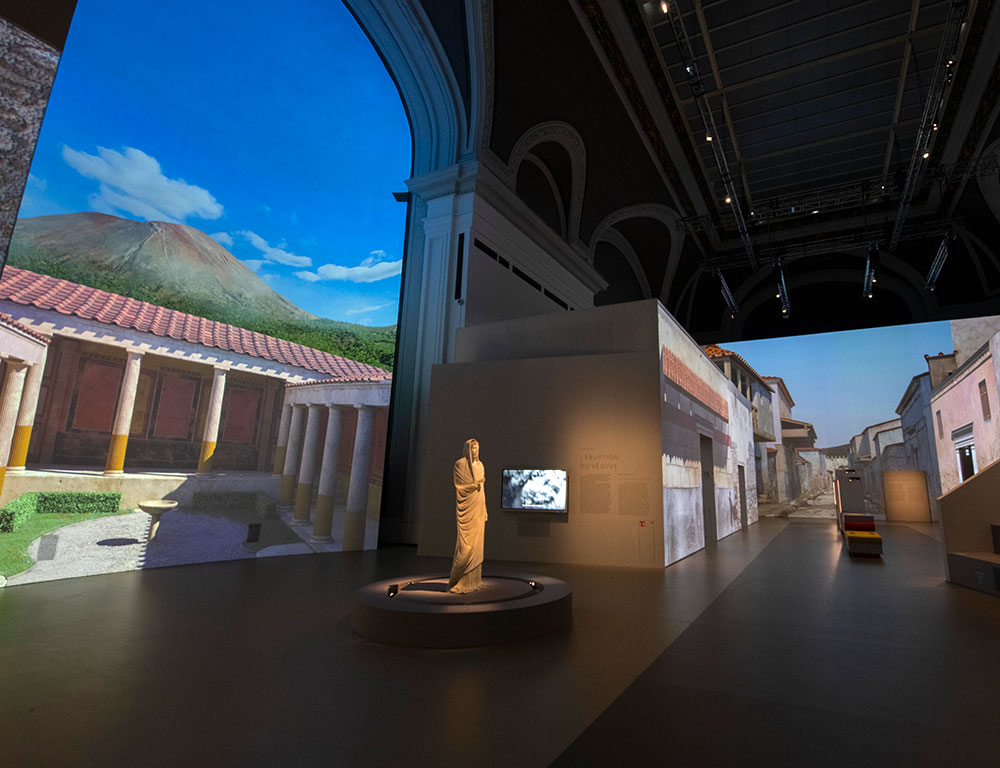Immersive Pompeiian street projection at the Grand Palais